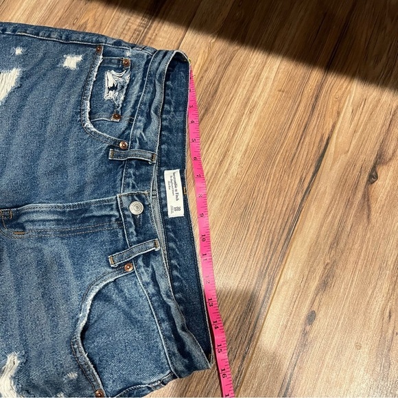 Abercrombie & Fitch Destroyed Mid Rise Boyfriend Cutoff Short - Picture 3 of 6